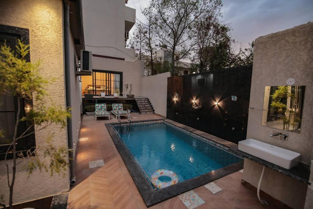 Saiba Outhouse- 4 Bed Room- Pool- Theatre- Partyhall- Garden & Terrace Sitting Area Jaipur Eksteriør billede
