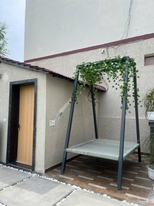 Saiba Outhouse- 4 Bed Room- Pool- Theatre- Partyhall- Garden & Terrace Sitting Area Jaipur Eksteriør billede