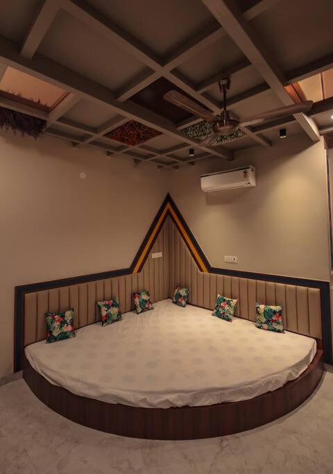 Saiba Outhouse- 4 Bed Room- Pool- Theatre- Partyhall- Garden & Terrace Sitting Area Jaipur Eksteriør billede