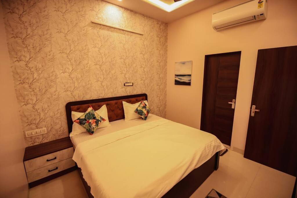 Saiba Outhouse- 4 Bed Room- Pool- Theatre- Partyhall- Garden & Terrace Sitting Area Jaipur Eksteriør billede