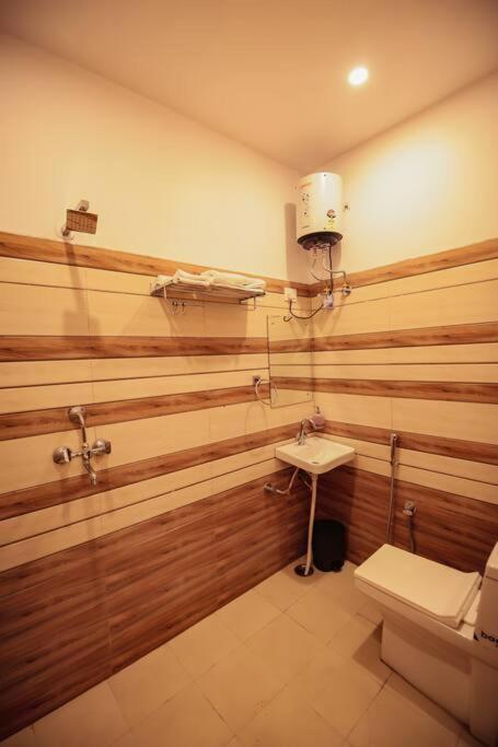 Saiba Outhouse- 4 Bed Room- Pool- Theatre- Partyhall- Garden & Terrace Sitting Area Jaipur Eksteriør billede