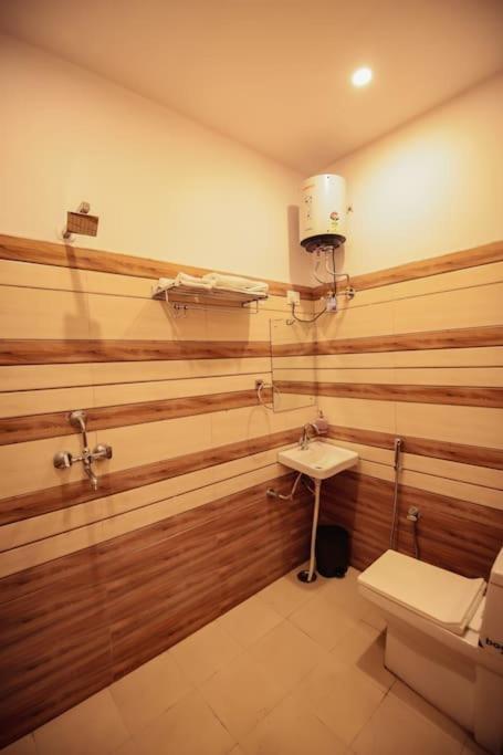 Saiba Outhouse- 4 Bed Room- Pool- Theatre- Partyhall- Garden & Terrace Sitting Area Jaipur Eksteriør billede