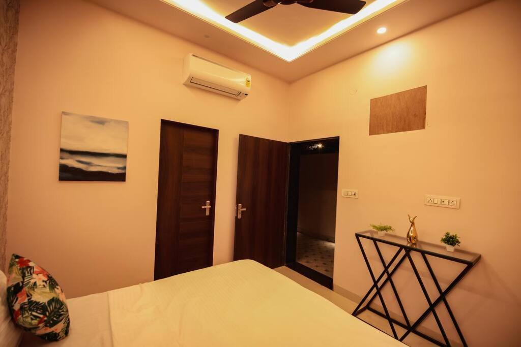 Saiba Outhouse- 4 Bed Room- Pool- Theatre- Partyhall- Garden & Terrace Sitting Area Jaipur Eksteriør billede