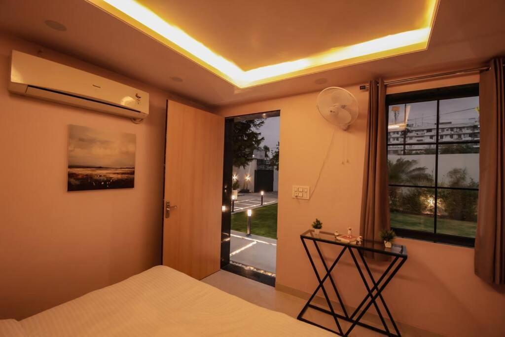 Saiba Outhouse- 4 Bed Room- Pool- Theatre- Partyhall- Garden & Terrace Sitting Area Jaipur Eksteriør billede