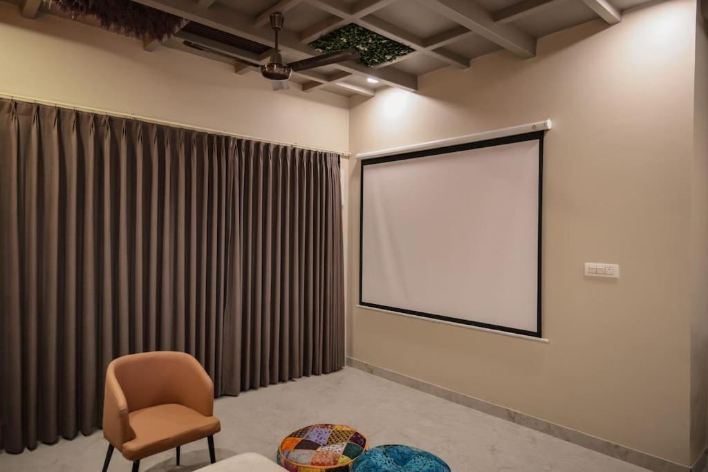 Saiba Outhouse- 4 Bed Room- Pool- Theatre- Partyhall- Garden & Terrace Sitting Area Jaipur Eksteriør billede