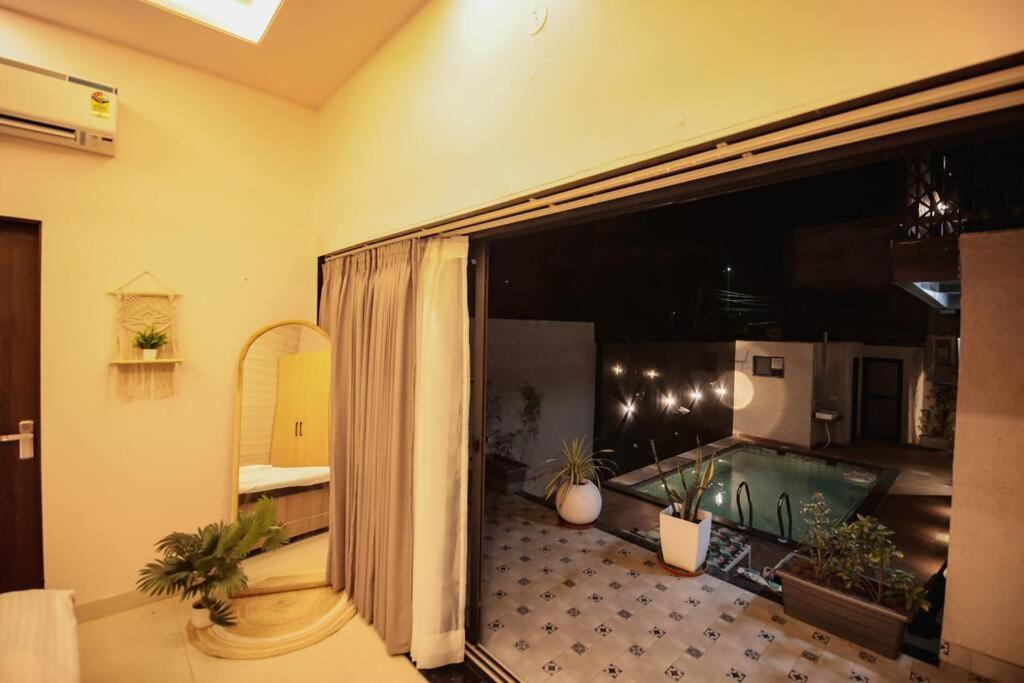 Saiba Outhouse- 4 Bed Room- Pool- Theatre- Partyhall- Garden & Terrace Sitting Area Jaipur Eksteriør billede