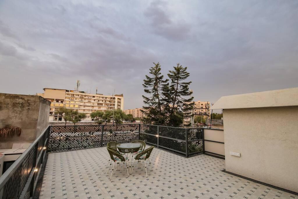 Saiba Outhouse- 4 Bed Room- Pool- Theatre- Partyhall- Garden & Terrace Sitting Area Jaipur Eksteriør billede