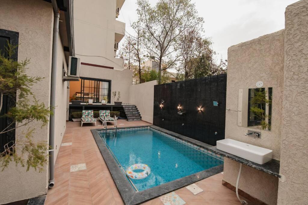 Saiba Outhouse- 4 Bed Room- Pool- Theatre- Partyhall- Garden & Terrace Sitting Area Jaipur Eksteriør billede
