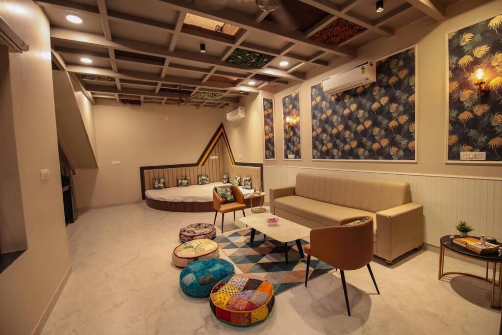 Saiba Outhouse- 4 Bed Room- Pool- Theatre- Partyhall- Garden & Terrace Sitting Area Jaipur Eksteriør billede
