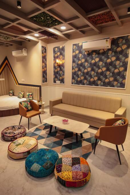 Saiba Outhouse- 4 Bed Room- Pool- Theatre- Partyhall- Garden & Terrace Sitting Area Jaipur Eksteriør billede