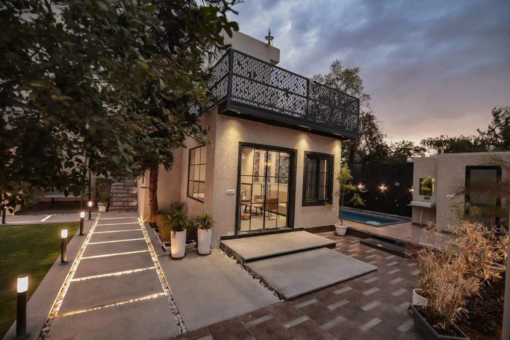 Saiba Outhouse- 4 Bed Room- Pool- Theatre- Partyhall- Garden & Terrace Sitting Area Jaipur Eksteriør billede