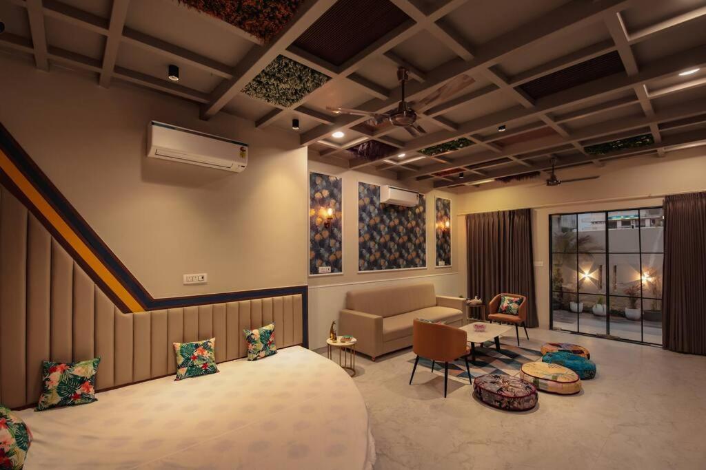Saiba Outhouse- 4 Bed Room- Pool- Theatre- Partyhall- Garden & Terrace Sitting Area Jaipur Eksteriør billede
