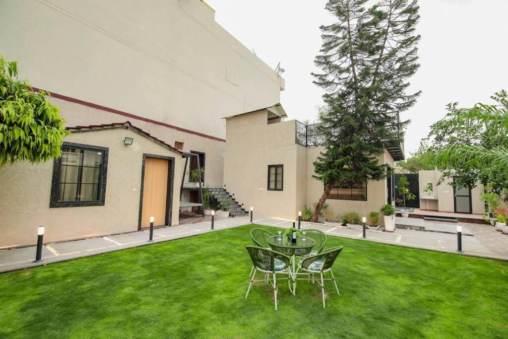 Saiba Outhouse- 4 Bed Room- Pool- Theatre- Partyhall- Garden & Terrace Sitting Area Jaipur Eksteriør billede